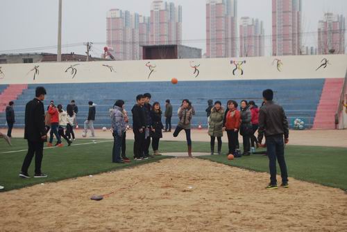 我校举行庆“三八”妇女节女教工体育娱乐活动