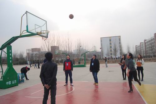 我校举行庆“三八”妇女节女教工体育娱乐活动